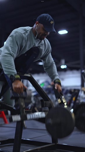 Training smart isn’t just about intensity — it’s about pairing muscles that grow better together instead of fighting each other. Here’s how to train for synergy, not stress 👇🏽 1️⃣ Chest & Shoulders – The “Pressing Power Duo” Both rely on the front delts for stability. Training them together keeps your pressing muscles fresh on other days and boosts overall upper-body strength. Great for anyone who wants a fuller chest rounder shoulders without overtraining. 2️⃣ Back & Rear Delts – The “Width S