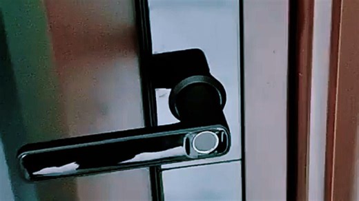 自研锁体升级安全体验，X9000智能锁搭载高精度传感器，防撬防猫眼开锁，家庭安防更安心，老人小孩也能轻松操作。