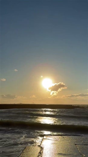 海は強風で大荒れ。砂の嵐の中を目を細めながら歩く。#ハロー葉山 #葉山 #hayama #夕日 #sunset #relaxing