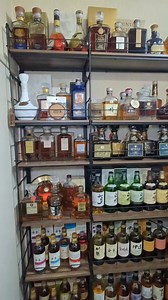 新しいお酒の棚が完成しました。ニトリのNポルダというのを導入しました。拡張性と汎用性が抜群の突っ張りタイプの棚です。ジャパニーズのオールドボトルを好きになってから、珍しい形のボトルが多くて飾りたくて飾りたくて我慢できなかった。今や250本以上に増えたボトルたちを納めるには色々拡張するしかなかったんや。おかげで作業部屋の半分はお酒で埋まりました。眺めるたびにニヤニヤして気持ち悪いおじさんになってます。Nポルダはいいぞ！推しの作品を並べたりするのにも良いと思う！