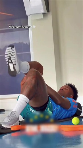 Vinicius humiliates defender in seconds — Vini training trick