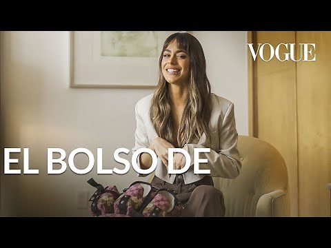 Tini Stoessel lleva de todo en su bolso de viaje | El bolso de | Vogue México y Latinoamérica
