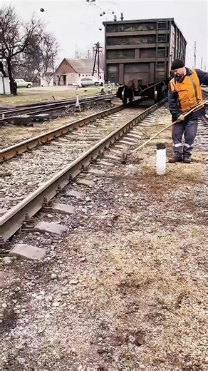 106K views · 370 reactions | A Simple Trick to Stop a Train  ❤️ . . . #Didyouknow #dailyfacts #factsyoudidntknow #sciencefactslover #inspiration | How Facts | Facebook