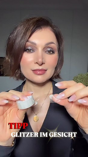 GLITZER IM GESICHT✨✨✨✨✨ TIPP ❗️❗️❗️MIT TESAFILM ABTUPFEN Früher dachte ich, Make-up wäre nur „Schminke“. Heute weiß ich: Das richtige Make-up kann dein ganzes Gesicht – und dein Selbstbewusstsein – verändern. 💫 Ich bin Ina, 48, Make-up Artistin & Trainerin seit über 25 Jahren. Und ich zeige dir, wie du dich mit wenigen Handgriffen jünger, frischer & strahlender schminkst – ganz ohne komplizierte Tricks! ✨ 👉 Sei LIVE am Mittwoch dabei & lerne meine besten Lifting-Make-up Tipps, die jede Frau an