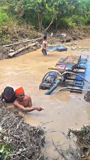 The best tips..!!! What do we do to get gold in thick peat swamps with a water pump dredging machine..??? #thebest #tips #ideas #tools #dredgingequipment #what #dollar #today #Todos #getwellsoon #theboys #inspiration #swamps #gold #oro #mining #waterpump #dredging #rafting #diy #trendingreel #fb | Nopelindo Karnopa Railis