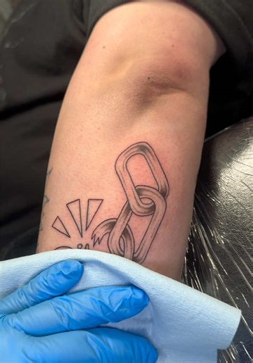 Stunning Chain Tattoo Design: A Unique Linework Approach