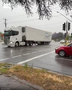 ⛈Scary scenes on the Sturt yesterday as traffic lights in Wagga Wagga are blacked out 🌧 Severe thunderstorms across New South Wales caused power outages impacting over a thousand rsidents including business, homes and integral infrastructure - like these traffic lights on the Sturt Highway at Wagga Wagga Base Hospital. How did the storm affect you? Pop a comment or a pic and let us know! | ABC Riverina