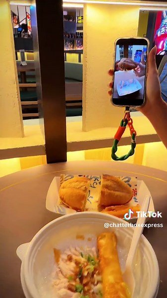 Gather your travel buddies and cheers 🥂 to a hearty meal at Chatterbox Express before your next flight! From rich Curry Chicken to slurp-worthy Signature Prawn Laksa, comforting Chicken & Egg Congee with You Tiao, and classic Kaya Toast & Kopi—we’ve got a wide range of pre-flight options for you to feast on! 📍Find us at Changi Airport T1 – because no one should fly on an empty stomach! 😉 #ChatterboxExpress #ChangiAirportT1 #WhatToEatInSG #SingaporeFood #SingaporeEats #ChatterboxSG #Chatterbox