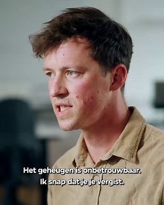 ⚠️​ Trigger warning: politiegeweld ⚠️​ De Duitse Sammy Baker werd in augustus 2020 in Amsterdam doodgeschoten door de politie, nadat hij in verwarde toestand met een mes rondliep. Hoe kan het dat drie agenten een getuigenis aflegden die niet overeenkomt met videobeelden van een ooggetuige? 'Argos' maakte een reconstructie. Kijk 'Het laatste kwartier van Sammy' op NPO Start: bit.ly/argos-sammy | VPRO