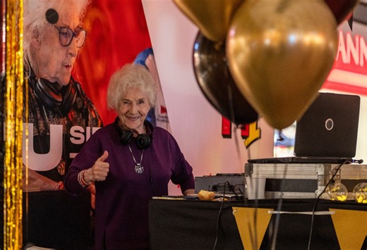 Ma 88 lat i wciąż gra dla tłumów. Najstarsza didżejka w Polsce znów w Bytomiu