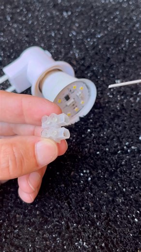 131K views · 110 reactions | Uma maneira simples de verificar se o LED da lâmpada ainda está funcionando usando um método rápido e eficiente #TesteDeEletrica #VerificacaoLED #TruqueDomestico | SuperProduçōes | Facebook