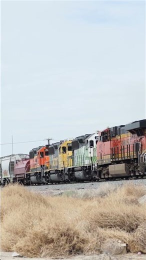 Westbound BNSF Manifest Train Desert Crossing #trains #locomotive #freighttrain