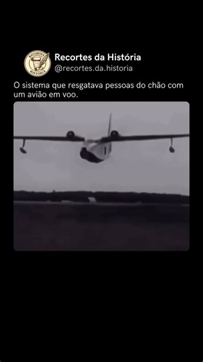 Recortes da História on Instagram: "Um sistema usado pela CIA durante a Guerra Fria. Antes dos helicópteros modernos e dos drones, existiu um método real que permitia retirar uma pessoa do solo sem que o avião precisasse pousar. Desenvolvido nos anos 1950, o sistema Fulton Surface to Air Recovery usava um arnês preso ao corpo do resgatado e um balão inflável conectado a um cabo vertical. Um avião, voando em baixa altitude, capturava esse cabo com um gancho frontal e içava a pessoa para o ar em p