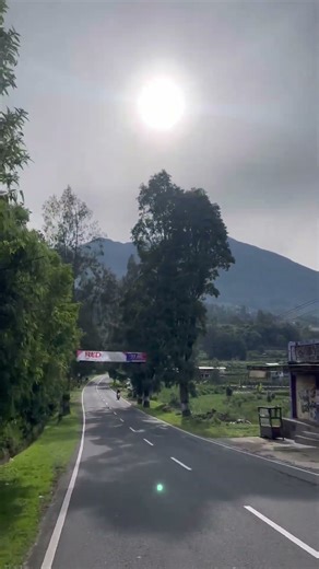 Jalan Kopeng menuju Magelang dikelilingi Gunung2 di Jawa Tengah Keren banget view nya berasa di swis