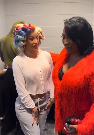 Cardi B and Patti LaBelle backstage during the Little Miss Drama tour