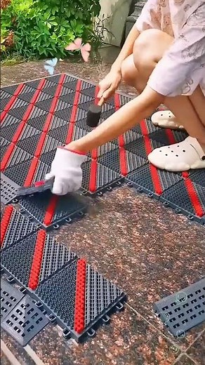 Assembly process of plastic anti-slip pads