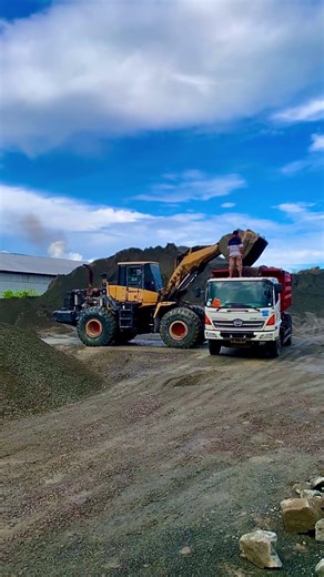 Wheel Loader Loading Dump Truck Perfectly 😍🚜🚚 #heavyequipment #excavator #bulldozerofficial