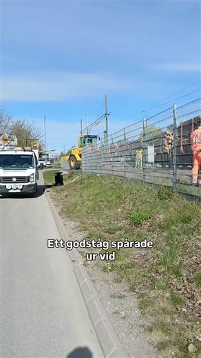 Ett godståg lastat med timmer spårade ur vid järnvägsstationen i Arvika på tisdagskvällen. Det orsakade förseningar i tågtrafiken på onsdagsmorgonen och blockerade järnvägsövergången vid Strandvägen. En växel gick också sönder vid urspårningen och behöver nu repareras. Läs mer på arvikamagasinet.se
