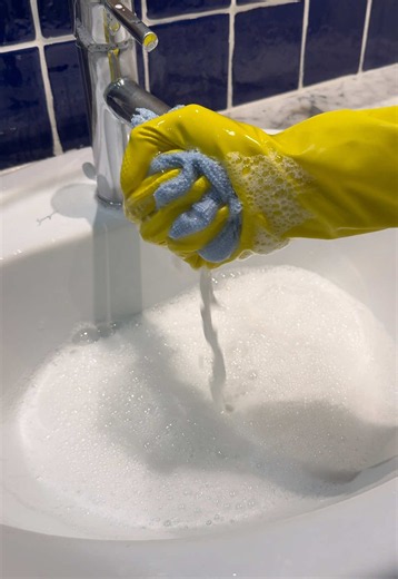 Rag clean with bleach 🫧🧼🫧🧼#cleantok #bleachcleaning #satisfyingclean #ragsqueezing #ragcleaning
