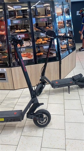 Lidl cookies review: kukirin G2 e-scooter rider snack moment