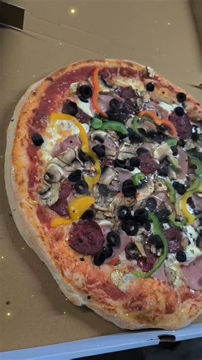 Pizza este unul dintre cele mai îndrăgite preparate din lume, apreciată pentru combinația perfectă dintre blat crocant, sos aromat și toppinguri variate. De la clasicul Margherita până la rețete moderne, fiecare felie aduce o explozie de gusturi care aduce oamenii împreună. | Pizzeria Picolo Oarja | Facebook