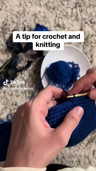 A tip: use a paper clip as a stitch marker when knitting and crochet #tip #handmade #crochet #knitting