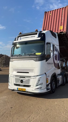 Kiepen op de stort! 💪 #SjouwenmanTransport #ContainermanLogistics #Transport #Stort #Container | Sjouwenman Transport