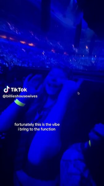 wait till i get the entire venue om board #billieeilish #billieeilishfanpage #billieeilishfan #touring #tour #hitmehardandsoft #hmhas #concert #hitmehardandsoft #foryou #viralvideo #fangirling #finneas #lunch