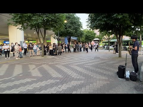 【路上ライブ】60人の通行人の足を止めるサックス奏者のストリートライブとは