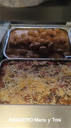 Asadero on Instagram: "*Menú de hoy* 2/07/2026 *PRIMEROS* Cocido Potaje de habichuelas Pipirrana Fideos chinos Macarrones boloñesa Pisto Acelgas rehogadas con ajillos y huevo frito Migas de pan Habichuelas verdes rehogadas Habas fritas con jamón y huevo Papas a lo pobre Arroz mozárabe Arroz blanco con salchichas y huevos *SEGUNDOS* Musaka Albóndigas con almendras Carne en salsa con patatas Pollo mozárabe con arroz Alitas fritas Bacalao con tomate Pollo con salsa curry y mango con patatas Lomo al