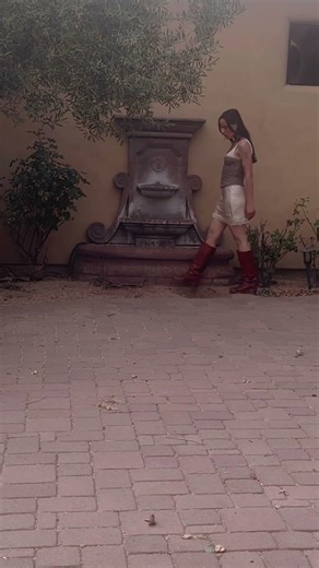 vintage frye boots and lana del rey go together like honey and may