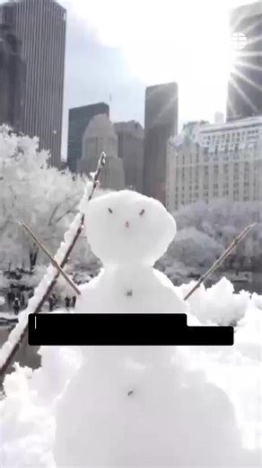 La nieve cubre de blanco Nueva York La primera gran nevada de la temporada ha dejado esta estampa en la ciudad norteamericana. Hasta siete centímetros de nieve se han llegado a acumular en algunas zonas de la Gran Manzana. #nuevayork #nieve #snow #newyorkcity