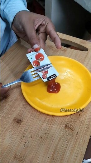 Ketchup packet hacks 😯 No more Messy hands 👐🏽#thecookgirl #ketchup #ketctuphack #kitchenhacks