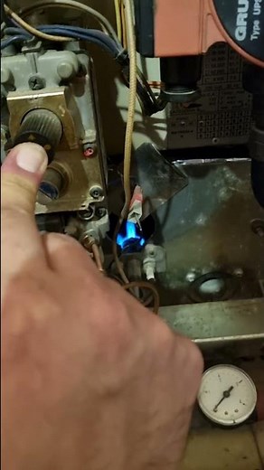 Accendere una caldaia con fiamma pilota.