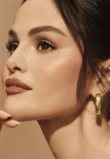 @Selena Gomez uses the NEW Warm Wishes Soft Matte Powder Bronzer and Angled Powder Brush.​ Available January 15 online and in store only @sephora, @sephoracanada, @Sephora México, Sephora @Kohl’s, and rarebeauty.com.​ #rarebeauty #powderpowder #newrarebeauty #rarebeautybronzer #warmwishespowderbronzer​