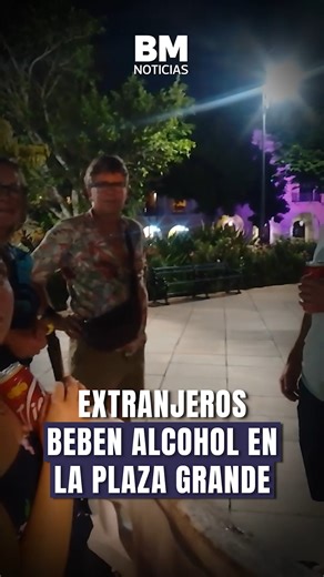 Reclama a extranjeros por beber en la Plaza Grande Una mujer encaró a un grupo de extranjeros que bebían cerveza en la Plaza Grande de Mérida y les advirtió que llamaría a la policía, recordándoles que está prohibido hacerlo en la vía pública. El momento quedó grabado y se volvió viral en redes sociales. #Mérida #PlazaGrande #Viral #Seguridad #Turismo #Respeto #Yucatán | BM Noticias