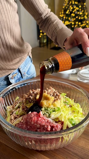 🥟 the VIRAL DUMPLING “LASAGNA” has got to be one of the best food trends I’ve seen in a while. Why? Bc making dumplings one at a time is time consuming and this is a fun way to make layers and enjoy in ramekins or mugs! You can also add more water than I suggest below and it becomes a soup dumpling!⁣ Please tag the original creator below so I can give credit! 🥰⁣ ⁣ Comment LINK for my ramekin set—they are so cute and come with covers and make a great holiday gift 🎁! ⁣ Makes 4 servings (2 each)