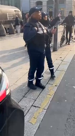 🚖 🇫🇷 | Une course à 30€ qui lui coûte finalement 135€ Un taxi, arrêté sur le trottoir pour déposer une personne âgée, a été verbalisé En colère, il décide de filmer les policiers.