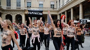 Topless FEMEN activists protest in Paris (video) - ProtoThema English