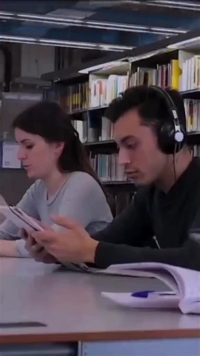 PRANK - Quand tu branche mal tes écouteurs 🤣 #prank #rire #humor #foryou #drole #bibliothèque | DIMI