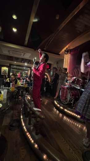 沖縄旅行で生バンド演奏とオールディーズダンスを楽しむ夜