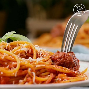 189K views · 3.3K reactions | Juicy meatballs paired with spicy spaghetti sauce  Recipe: https://www.tasteshow.com/product/homemade-spicy-meatballs-and-spaghetti_14342.html | Taste Life | Facebook