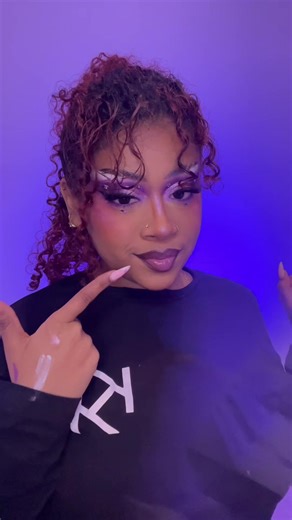 makeup express 🙇🏽‍♀️ @PLOUISE base @Anastasia Beverly Hills Norvina vol 5 Palette @KIKO Milano Eau Micellaire Biphase @Glitch Beauty Liquid Bug - Bug @Maybelline NY tattoo liner - 801 @KIKO Milano Flirt Alert Mascara @3INA France The Color Mascara - 482 #makeup #purplemakeup