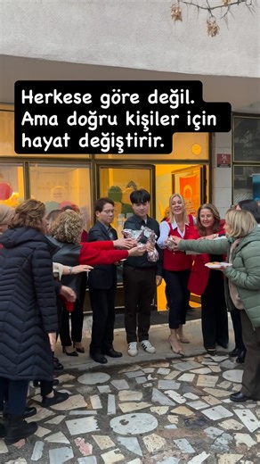 RoyalMaster | Girişimci | Networker on Instagram: "Bu işe ilk başladığımda dürüst olayım, sebep basitti: gelir. Ama zamanla şunu fark ettim: Bu iş önce insanı büyütüyor. Bakış açın değişiyor, iletişimin değişiyor, insanlara yaklaşımın değişiyor ve bu değişim, sonuçları da beraberinde getiriyor. Network işi herkes için kolay bir yol değil. Zaten bu yüzden herkes devam edemiyor. Ama ✔ gelişmeye açık olanlar ✔ sorumluluk almaya hazır olanlar ✔ istikrarlı şekilde kendini geliştirenler için çok net b