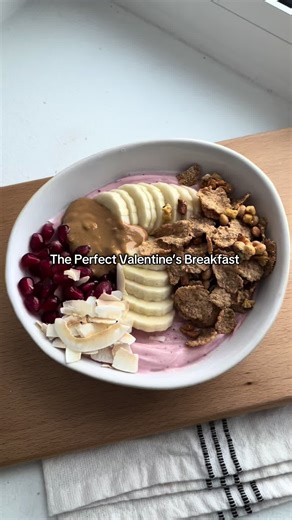 Send this to your Valentine 💌 This Valentine’s Day, enjoy a breakfast that’s both delicious and balanced. Our new Protein Flakes & Granola delivers 17 g of protein, is low in sugar, high in fibre, with the perfect crunch to start the day right. Ingredients • 1 cup Greek yogurt • 1 scoop berry protein powder • 2 spoonfuls pomegranate seeds • 1/2 banana (sliced) • Protein Flakes & Granola • Toasted coconut chips • 1 spoonful peanut butter How to make it 1. Mix the Greek yogurt with the berry prot