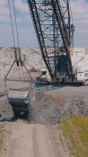 Earthmovers Media on Instagram: "Scooping up 100 cubic yards of earth per bucket! — We get up close with a P&H 9020 dragline spec’d with a 100 cubic yard @escocorporation bucket. Suspended by a boom ~300ft in length, the bucket is controlled by cables and electric motors. The massive bucket is pulled through the dirt, hoisted, and dumped all by input from small joysticks in the operator cab — Although they are machines from a previous era, nothing in the modern day compares to the earthmoving ca