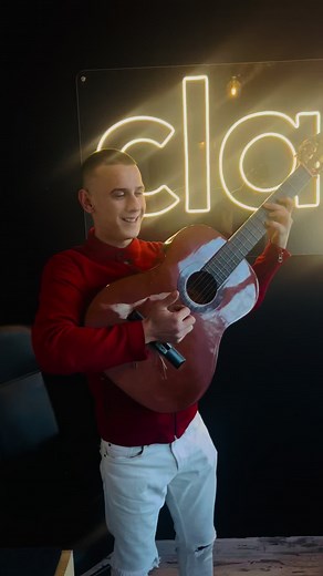 @Fehér Krisztian Official és a gitárja a Clap stúdió visszatérő vendégei 🎸🎙🔥 #gyerekislány #clapstudio #gitar #studiolife #foryoupage❤️❤️ #nekedbe