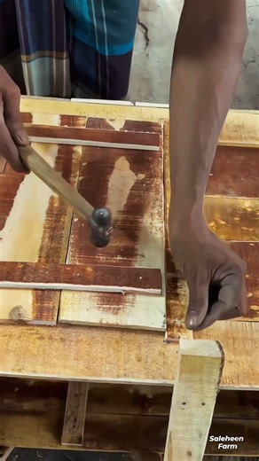 Installing door and lock system in chicken house! 🐓🏠🚪🔒 #house #woodwork #woodworking #door