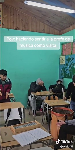 Batucada en la Escuela: Barras y Bienvenida a la Maestra