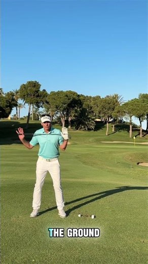 How to hit clean wedge shots with a light divot 👇